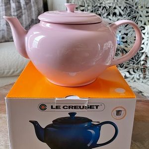SOLD! LARGE Le Creuset teapot in Chiffon Pink